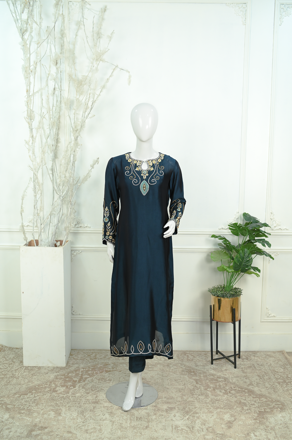 Sapphire RTD – Embroidered Silk Luxury Set