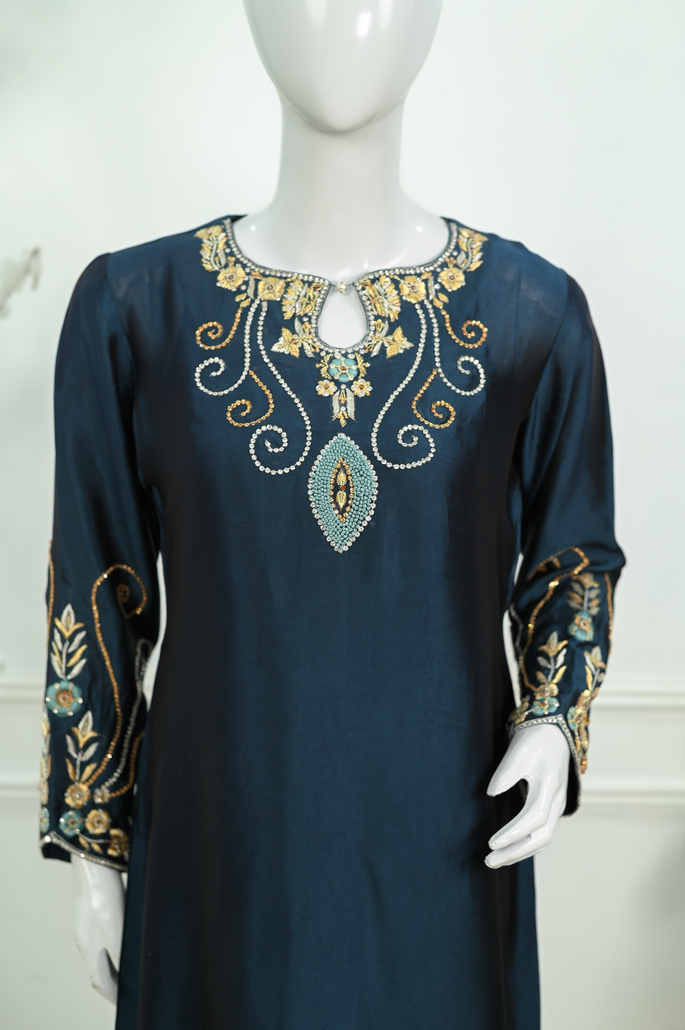 Sapphire RTD – Embroidered Silk Luxury Set