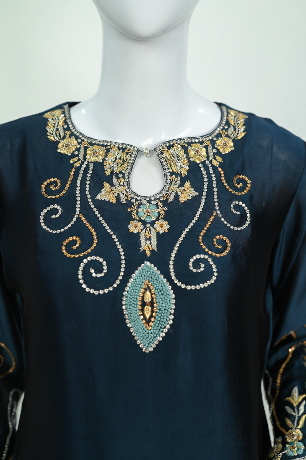 Sapphire RTD – Embroidered Silk Luxury Set