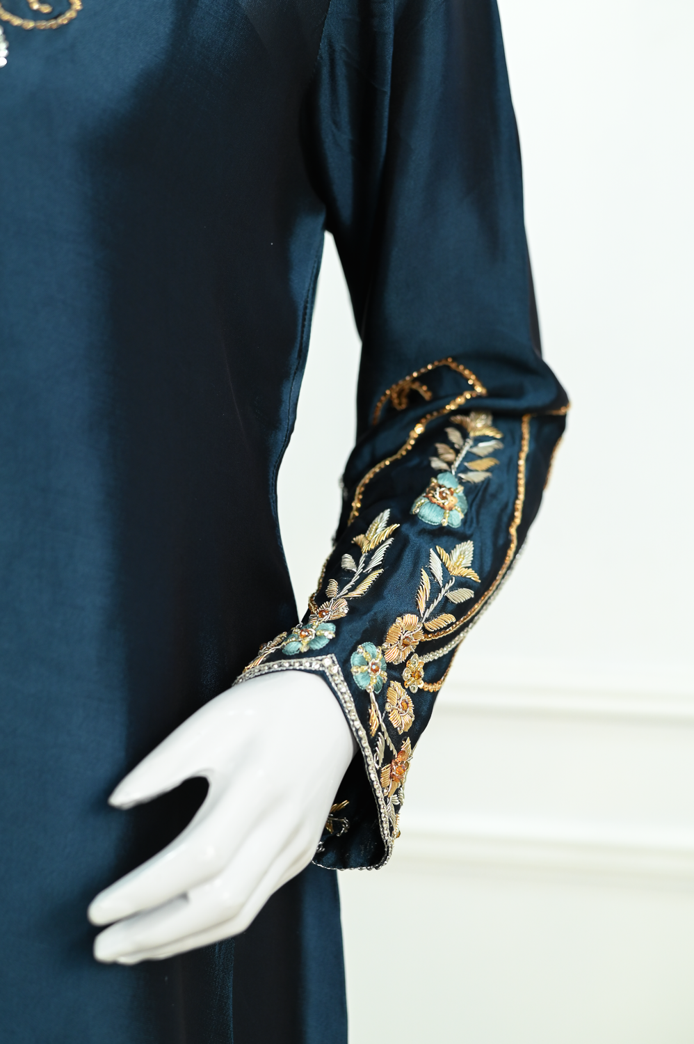 Sapphire RTD – Embroidered Silk Luxury Set
