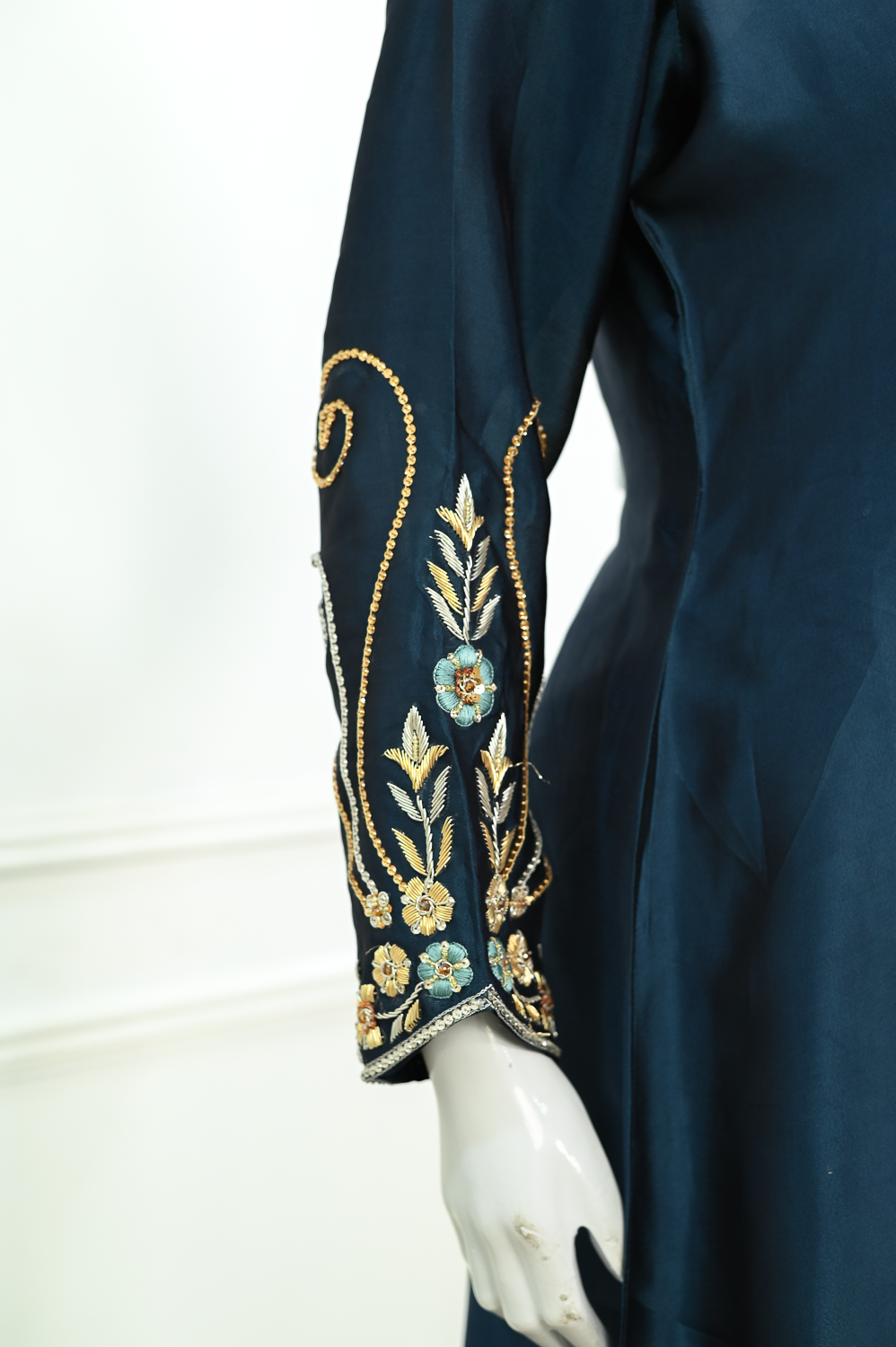 Sapphire – Embroidered Silk Luxury Set